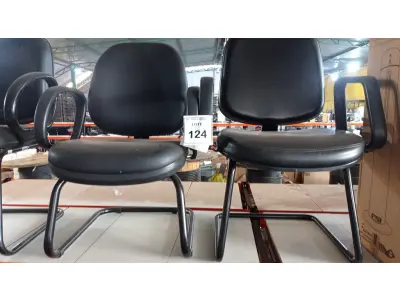 LOTE 124 - 02 CADEIRAS COM PÉS FIXOS. (NO ESTADO) ATENÇÃO! FAZER A VISITAÇÃO ANTES DE ARREMATAR, NÃO SABEMOS SE FUNCIONA, LEILÃO NÃO TEM GARANTIA E NEM DEVOLUÇÃO, SUJEITO A POSSÍVEIS AVARIAS VISÍVEIS/OCULTAS E/OU AUSÊNCIA DE COMPONENTES.