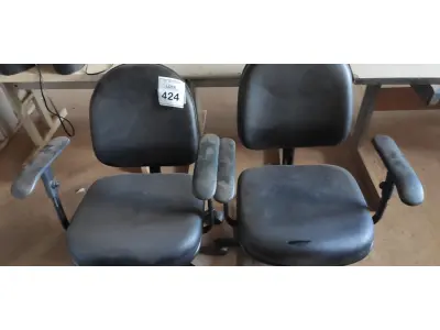 LOTE 424 - 02 CADEIRAS DE ESCRITÓRIO. (NO ESTADO) ATENÇÃO! FAZER A VISITAÇÃO ANTES DE ARREMATAR, NÃO SABEMOS SE FUNCIONA, LEILÃO NÃO TEM GARANTIA E NEM DEVOLUÇÃO, SUJEITO A POSSÍVEIS AVARIAS VISÍVEIS/OCULTAS E/OU AUSÊNCIA DE COMPONENTES.