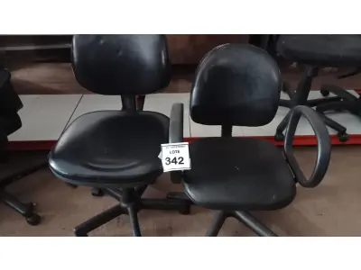 LOTE 342 - 02 CADEIRAS GIRATÓRIAS. (NO ESTADO) ATENÇÃO! FAZER A VISITAÇÃO ANTES DE ARREMATAR, NÃO SABEMOS SE FUNCIONA, LEILÃO NÃO TEM GARANTIA E NEM DEVOLUÇÃO, SUJEITO A POSSÍVEIS AVARIAS VISÍVEIS/OCULTAS E/OU AUSÊNCIA DE COMPONENTES.