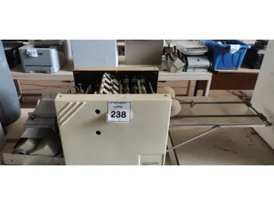 LOTE 238 - 01 DOBRADEIRA DE PAPEL MODELO DE MESA. (NO ESTADO) ATENÇÃO! FAZER A VISITAÇÃO ANTES DE ARREMATAR, NÃO SABEMOS SE FUNCIONA, LEILÃO NÃO TEM GARANTIA E NEM DEVOLUÇÃO, SUJEITO A POSSÍVEIS AVARIAS VISÍVEIS/OCULTAS E/OU AUSÊNCIA DE COMPONENTES.