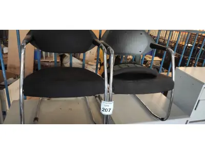 LOTE 207 - 02 CADEIRAS DE PÉS FIXOS. (NO ESTADO) ATENÇÃO! FAZER A VISITAÇÃO ANTES DE ARREMATAR, NÃO SABEMOS SE FUNCIONA, LEILÃO NÃO TEM GARANTIA E NEM DEVOLUÇÃO, SUJEITO A POSSÍVEIS AVARIAS VISÍVEIS/OCULTAS E/OU AUSÊNCIA DE COMPONENTES.