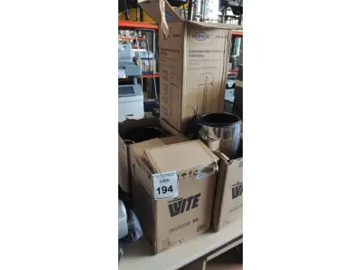 LOTE 194 - 03 LIXEIRAS INOX SEM TAMPA E 01 DISPENSE PARA ÁLCOOL EM GEL COM PEDAL. (NO ESTADO) ATENÇÃO! FAZER A VISITAÇÃO ANTES DE ARREMATAR, NÃO SABEMOS SE FUNCIONA, LEILÃO NÃO TEM GARANTIA E NEM DEVOLUÇÃO, SUJEITO A POSSÍVEIS AVARIAS VISÍVEIS/OCULTAS E/OU AUSÊNCIA DE COMPONENTES.