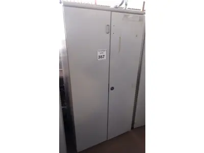 LOTE 357 - 01 ARMÁRIO REFORÇADO COM 2 PORTAS. (NO ESTADO) ATENÇÃO! FAZER A VISITAÇÃO ANTES DE ARREMATAR, NÃO SABEMOS SE FUNCIONA, LEILÃO NÃO TEM GARANTIA E NEM DEVOLUÇÃO, SUJEITO A POSSÍVEIS AVARIAS VISÍVEIS/OCULTAS E/OU AUSÊNCIA DE COMPONENTES.