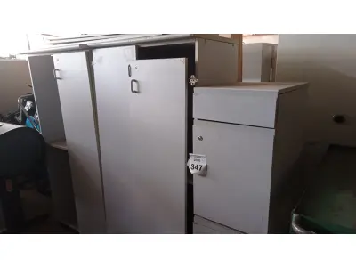 LOTE 347 - 02 ARMÁRIOS ALTO PARA ESCRITÓRIO COM AVARIAS E ARMÁRIOS BAIXO COM 01 GAVETA E SUPORTE DE CPU. (NO ESTADO) ATENÇÃO! FAZER A VISITAÇÃO ANTES DE ARREMATAR, NÃO SABEMOS SE FUNCIONA, LEILÃO NÃO TEM GARANTIA E NEM DEVOLUÇÃO, SUJEITO A POSSÍVEIS AVARIAS VISÍVEIS/OCULTAS E/OU AUSÊNCIA DE COMPONENTES.