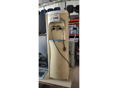 LOTE 246 - 01 BEBEDOURO PARA GARRAFÃO 220V MARCA ICY. (NO ESTADO) ATENÇÃO! FAZER A VISITAÇÃO ANTES DE ARREMATAR, NÃO SABEMOS SE FUNCIONA, LEILÃO NÃO TEM GARANTIA E NEM DEVOLUÇÃO, SUJEITO A POSSÍVEIS AVARIAS VISÍVEIS/OCULTAS E/OU AUSÊNCIA DE COMPONENTES.