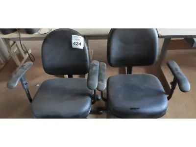 LOTE 424 - 02 CADEIRAS DE ESCRITÓRIO. (NO ESTADO) ATENÇÃO! FAZER A VISITAÇÃO ANTES DE ARREMATAR, NÃO SABEMOS SE FUNCIONA, LEILÃO NÃO TEM GARANTIA E NEM DEVOLUÇÃO, SUJEITO A POSSÍVEIS AVARIAS VISÍVEIS/OCULTAS E/OU AUSÊNCIA DE COMPONENTES.