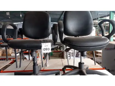 LOTE 093 - 02 CADEIRAS GIRATÓRIAS. (NO ESTADO) ATENÇÃO! FAZER A VISITAÇÃO ANTES DE ARREMATAR, NÃO SABEMOS SE FUNCIONA, LEILÃO NÃO TEM GARANTIA E NEM DEVOLUÇÃO, SUJEITO A POSSÍVEIS AVARIAS VISÍVEIS/OCULTAS E/OU AUSÊNCIA DE COMPONENTES.
