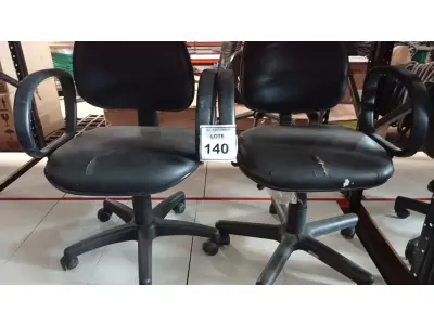 LOTE 140 - 02 CADEIRAS GIRATÓRIAS. (NO ESTADO) ATENÇÃO! FAZER A VISITAÇÃO ANTES DE ARREMATAR, NÃO SABEMOS SE FUNCIONA, LEILÃO NÃO TEM GARANTIA E NEM DEVOLUÇÃO, SUJEITO A POSSÍVEIS AVARIAS VISÍVEIS/OCULTAS E/OU AUSÊNCIA DE COMPONENTES.