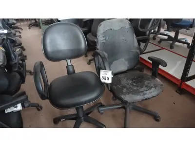 LOTE 335 - 02 CADEIRAS GIRATÓRIAS. (NO ESTADO) ATENÇÃO! FAZER A VISITAÇÃO ANTES DE ARREMATAR, NÃO SABEMOS SE FUNCIONA, LEILÃO NÃO TEM GARANTIA E NEM DEVOLUÇÃO, SUJEITO A POSSÍVEIS AVARIAS VISÍVEIS/OCULTAS E/OU AUSÊNCIA DE COMPONENTES.