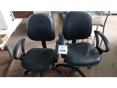 LOTE 234 - 02 CADEIRAS GIRATÓRIAS. (NO ESTADO) ATENÇÃO! FAZER A VISITAÇÃO ANTES DE ARREMATAR, NÃO SABEMOS SE FUNCIONA, LEILÃO NÃO TEM GARANTIA E NEM DEVOLUÇÃO, SUJEITO A POSSÍVEIS AVARIAS VISÍVEIS/OCULTAS E/OU AUSÊNCIA DE COMPONENTES.