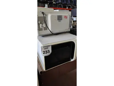 LOTE 233 - 03 MICRO-ONDAS MARCAS E MODELOS DIVERSOS. (NO ESTADO) ATENÇÃO! FAZER A VISITAÇÃO ANTES DE ARREMATAR, NÃO SABEMOS SE FUNCIONA, LEILÃO NÃO TEM GARANTIA E NEM DEVOLUÇÃO, SUJEITO A POSSÍVEIS AVARIAS VISÍVEIS/OCULTAS E/OU AUSÊNCIA DE COMPONENTES.