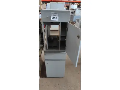 LOTE 247 - 02 ARMÁRIOS BAIXOS COM 01 GAVETA E SUPORTE PARA CPU. (NO ESTADO) ATENÇÃO! FAZER A VISITAÇÃO ANTES DE ARREMATAR, NÃO SABEMOS SE FUNCIONA, LEILÃO NÃO TEM GARANTIA E NEM DEVOLUÇÃO, SUJEITO A POSSÍVEIS AVARIAS VISÍVEIS/OCULTAS E/OU AUSÊNCIA DE COMPONENTES.