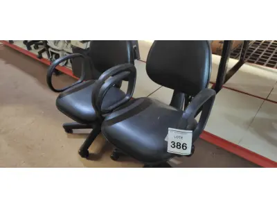 LOTE 386 - 02 CADEIRAS DE ESCRITÓRIO. (NO ESTADO) ATENÇÃO! FAZER A VISITAÇÃO ANTES DE ARREMATAR, NÃO SABEMOS SE FUNCIONA, LEILÃO NÃO TEM GARANTIA E NEM DEVOLUÇÃO, SUJEITO A POSSÍVEIS AVARIAS VISÍVEIS/OCULTAS E/OU AUSÊNCIA DE COMPONENTES.