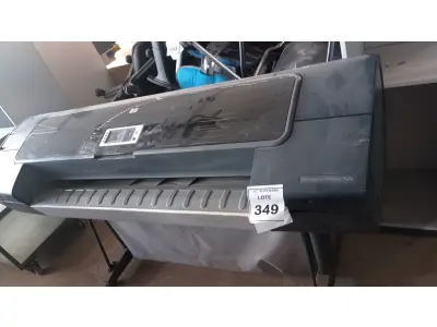 LOTE 349 - 01 PLOTTER MODELO DESIGNJET Z32000PS PHOTO MARCA HP. (NO ESTADO) ATENÇÃO! FAZER A VISITAÇÃO ANTES DE ARREMATAR, NÃO SABEMOS SE FUNCIONA, LEILÃO NÃO TEM GARANTIA E NEM DEVOLUÇÃO, SUJEITO A POSSÍVEIS AVARIAS VISÍVEIS/OCULTAS E/OU AUSÊNCIA DE COMPONENTES.