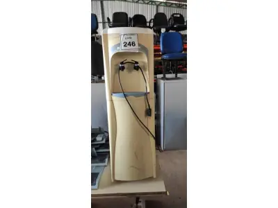 LOTE 246 - 01 BEBEDOURO PARA GARRAFÃO 220V MARCA ICY. (NO ESTADO) ATENÇÃO! FAZER A VISITAÇÃO ANTES DE ARREMATAR, NÃO SABEMOS SE FUNCIONA, LEILÃO NÃO TEM GARANTIA E NEM DEVOLUÇÃO, SUJEITO A POSSÍVEIS AVARIAS VISÍVEIS/OCULTAS E/OU AUSÊNCIA DE COMPONENTES.