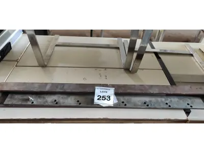 LOTE 253 - 01 LÂMINA DE GUILHOTINA GRÁFICA 100CM. (NO ESTADO) ATENÇÃO! FAZER A VISITAÇÃO ANTES DE ARREMATAR, NÃO SABEMOS SE FUNCIONA, LEILÃO NÃO TEM GARANTIA E NEM DEVOLUÇÃO, SUJEITO A POSSÍVEIS AVARIAS VISÍVEIS/OCULTAS E/OU AUSÊNCIA DE COMPONENTES.