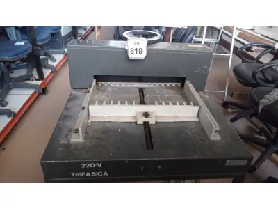 LOTE 319 - 01 GUILHOTINA GRÁFICA MODELO GK1060 220V MARCA KRAUSE. (NO ESTADO) ATENÇÃO! FAZER A VISITAÇÃO ANTES DE ARREMATAR, NÃO SABEMOS SE FUNCIONA, LEILÃO NÃO TEM GARANTIA E NEM DEVOLUÇÃO, SUJEITO A POSSÍVEIS AVARIAS VISÍVEIS/OCULTAS E/OU AUSÊNCIA DE COMPONENTES.