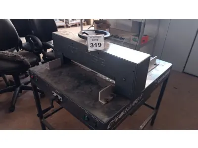 LOTE 319 - 01 GUILHOTINA GRÁFICA MODELO GK1060 220V MARCA KRAUSE. (NO ESTADO) ATENÇÃO! FAZER A VISITAÇÃO ANTES DE ARREMATAR, NÃO SABEMOS SE FUNCIONA, LEILÃO NÃO TEM GARANTIA E NEM DEVOLUÇÃO, SUJEITO A POSSÍVEIS AVARIAS VISÍVEIS/OCULTAS E/OU AUSÊNCIA DE COMPONENTES.