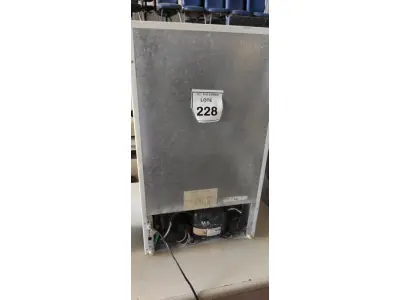 LOTE 228 - 01 FRIGOBAR 220V MARCA CONSUL. (NO ESTADO) ATENÇÃO! FAZER A VISITAÇÃO ANTES DE ARREMATAR, NÃO SABEMOS SE FUNCIONA, LEILÃO NÃO TEM GARANTIA E NEM DEVOLUÇÃO, SUJEITO A POSSÍVEIS AVARIAS VISÍVEIS/OCULTAS E/OU AUSÊNCIA DE COMPONENTES.