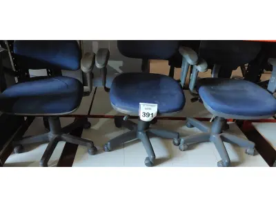 LOTE 391 - 03 CADEIRAS DE ESCRITÓRIO. (NO ESTADO) ATENÇÃO! FAZER A VISITAÇÃO ANTES DE ARREMATAR, NÃO SABEMOS SE FUNCIONA, LEILÃO NÃO TEM GARANTIA E NEM DEVOLUÇÃO, SUJEITO A POSSÍVEIS AVARIAS VISÍVEIS/OCULTAS E/OU AUSÊNCIA DE COMPONENTES.