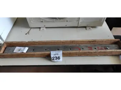 LOTE 236 - 01 LÂMINA DE GUILHOTINA GRÁFICA 106CM. (NO ESTADO) ATENÇÃO! FAZER A VISITAÇÃO ANTES DE ARREMATAR, NÃO SABEMOS SE FUNCIONA, LEILÃO NÃO TEM GARANTIA E NEM DEVOLUÇÃO, SUJEITO A POSSÍVEIS AVARIAS VISÍVEIS/OCULTAS E/OU AUSÊNCIA DE COMPONENTES.