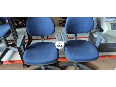 LOTE 392 - 02 CADEIRAS DE ESCRITÓRIO. (NO ESTADO) ATENÇÃO! FAZER A VISITAÇÃO ANTES DE ARREMATAR, NÃO SABEMOS SE FUNCIONA, LEILÃO NÃO TEM GARANTIA E NEM DEVOLUÇÃO, SUJEITO A POSSÍVEIS AVARIAS VISÍVEIS/OCULTAS E/OU AUSÊNCIA DE COMPONENTES.