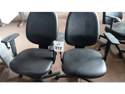 LOTE 312 - 02 CADEIRAS GIRATÓRIAS. (NO ESTADO) ATENÇÃO! FAZER A VISITAÇÃO ANTES DE ARREMATAR, NÃO SABEMOS SE FUNCIONA, LEILÃO NÃO TEM GARANTIA E NEM DEVOLUÇÃO, SUJEITO A POSSÍVEIS AVARIAS VISÍVEIS/OCULTAS E/OU AUSÊNCIA DE COMPONENTES.