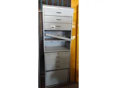 LOTE 260 - 02 ARMÁRIOS BAIXOS DE FERRO E TAMPO EM MADEIRA COM 03 GAVETAS E 01 PORTA CADA. (NO ESTADO) ATENÇÃO! FAZER A VISITAÇÃO ANTES DE ARREMATAR, NÃO SABEMOS SE FUNCIONA, LEILÃO NÃO TEM GARANTIA E NEM DEVOLUÇÃO, SUJEITO A POSSÍVEIS AVARIAS VISÍVEIS/OCULTAS E/OU AUSÊNCIA DE COMPONENTES.