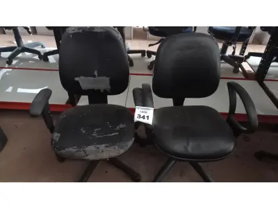 LOTE 341 - 02 CADEIRAS GIRATÓRIAS. (NO ESTADO) ATENÇÃO! FAZER A VISITAÇÃO ANTES DE ARREMATAR, NÃO SABEMOS SE FUNCIONA, LEILÃO NÃO TEM GARANTIA E NEM DEVOLUÇÃO, SUJEITO A POSSÍVEIS AVARIAS VISÍVEIS/OCULTAS E/OU AUSÊNCIA DE COMPONENTES.