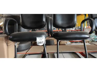 LOTE 382 - 02 CADEIRAS DE ESCRITÓRIO COM PÉS FIXOS. (NO ESTADO) ATENÇÃO! FAZER A VISITAÇÃO ANTES DE ARREMATAR, NÃO SABEMOS SE FUNCIONA, LEILÃO NÃO TEM GARANTIA E NEM DEVOLUÇÃO, SUJEITO A POSSÍVEIS AVARIAS VISÍVEIS/OCULTAS E/OU AUSÊNCIA DE COMPONENTES.