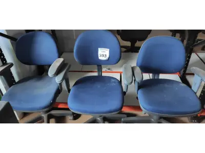 LOTE 393 - 03 CADEIRAS DE ESCRITÓRIO. (NO ESTADO) ATENÇÃO! FAZER A VISITAÇÃO ANTES DE ARREMATAR, NÃO SABEMOS SE FUNCIONA, LEILÃO NÃO TEM GARANTIA E NEM DEVOLUÇÃO, SUJEITO A POSSÍVEIS AVARIAS VISÍVEIS/OCULTAS E/OU AUSÊNCIA DE COMPONENTES.