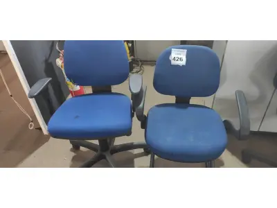 LOTE 426 - 02 CADEIRAS DE ESCRITÓRIO . (NO ESTADO) ATENÇÃO! FAZER A VISITAÇÃO ANTES DE ARREMATAR, NÃO SABEMOS SE FUNCIONA, LEILÃO NÃO TEM GARANTIA E NEM DEVOLUÇÃO, SUJEITO A POSSÍVEIS AVARIAS VISÍVEIS/OCULTAS E/OU AUSÊNCIA DE COMPONENTES.