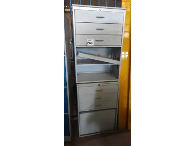 LOTE 260 - 02 ARMÁRIOS BAIXOS DE FERRO E TAMPO EM MADEIRA COM 03 GAVETAS E 01 PORTA CADA. (NO ESTADO) ATENÇÃO! FAZER A VISITAÇÃO ANTES DE ARREMATAR, NÃO SABEMOS SE FUNCIONA, LEILÃO NÃO TEM GARANTIA E NEM DEVOLUÇÃO, SUJEITO A POSSÍVEIS AVARIAS VISÍVEIS/OCULTAS E/OU AUSÊNCIA DE COMPONENTES.