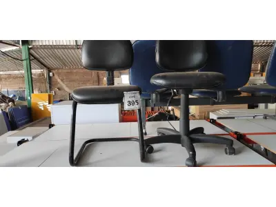 LOTE 395 - 02 CADEIRAS DE ESCRITÓRIO SENDO 01 COM PÉS FIXOS. (NO ESTADO) ATENÇÃO! FAZER A VISITAÇÃO ANTES DE ARREMATAR, NÃO SABEMOS SE FUNCIONA, LEILÃO NÃO TEM GARANTIA E NEM DEVOLUÇÃO, SUJEITO A POSSÍVEIS AVARIAS VISÍVEIS/OCULTAS E/OU AUSÊNCIA DE COMPONENTES.