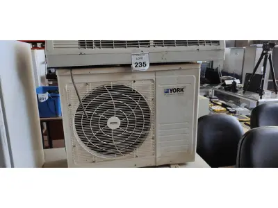 LOTE 235 - 01 CONDENSADORA MARCA YORK 18000 BTUS E 01 EVAPORADORA MARCA YORK 18.000 BTUS. (NO ESTADO) ATENÇÃO! FAZER A VISITAÇÃO ANTES DE ARREMATAR, NÃO SABEMOS SE FUNCIONA, LEILÃO NÃO TEM GARANTIA E NEM DEVOLUÇÃO, SUJEITO A POSSÍVEIS AVARIAS VISÍVEIS/OCULTAS E/OU AUSÊNCIA DE COMPONENTES.