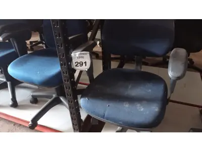 LOTE 291 - 02 CADEIRAS GIRATÓRIAS. (NO ESTADO) ATENÇÃO! FAZER A VISITAÇÃO ANTES DE ARREMATAR, NÃO SABEMOS SE FUNCIONA, LEILÃO NÃO TEM GARANTIA E NEM DEVOLUÇÃO, SUJEITO A POSSÍVEIS AVARIAS VISÍVEIS/OCULTAS E/OU AUSÊNCIA DE COMPONENTES.