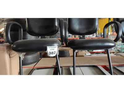 LOTE 382 - 02 CADEIRAS DE ESCRITÓRIO COM PÉS FIXOS. (NO ESTADO) ATENÇÃO! FAZER A VISITAÇÃO ANTES DE ARREMATAR, NÃO SABEMOS SE FUNCIONA, LEILÃO NÃO TEM GARANTIA E NEM DEVOLUÇÃO, SUJEITO A POSSÍVEIS AVARIAS VISÍVEIS/OCULTAS E/OU AUSÊNCIA DE COMPONENTES.
