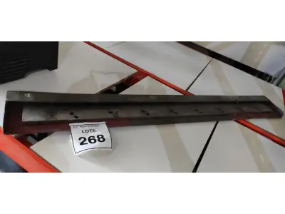 LOTE 268 - 01 LÂMINA DE GUILHOTINA GRÁFICA 100CM. (NO ESTADO) ATENÇÃO! FAZER A VISITAÇÃO ANTES DE ARREMATAR, NÃO SABEMOS SE FUNCIONA, LEILÃO NÃO TEM GARANTIA E NEM DEVOLUÇÃO, SUJEITO A POSSÍVEIS AVARIAS VISÍVEIS/OCULTAS E/OU AUSÊNCIA DE COMPONENTES.