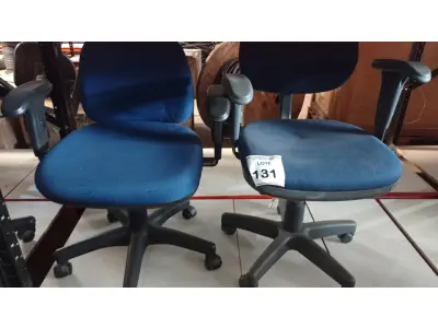 LOTE 131 - 02 CADEIRAS GIRATÓRIAS. (NO ESTADO) ATENÇÃO! FAZER A VISITAÇÃO ANTES DE ARREMATAR, NÃO SABEMOS SE FUNCIONA, LEILÃO NÃO TEM GARANTIA E NEM DEVOLUÇÃO, SUJEITO A POSSÍVEIS AVARIAS VISÍVEIS/OCULTAS E/OU AUSÊNCIA DE COMPONENTES.