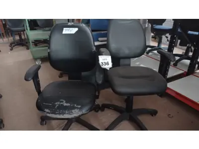 LOTE 336 - 02 CADEIRAS GIRATÓRIAS. (NO ESTADO) ATENÇÃO! FAZER A VISITAÇÃO ANTES DE ARREMATAR, NÃO SABEMOS SE FUNCIONA, LEILÃO NÃO TEM GARANTIA E NEM DEVOLUÇÃO, SUJEITO A POSSÍVEIS AVARIAS VISÍVEIS/OCULTAS E/OU AUSÊNCIA DE COMPONENTES.