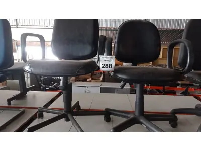 LOTE 288 - 02 CADEIRAS GIRATÓRIAS. (NO ESTADO) ATENÇÃO! FAZER A VISITAÇÃO ANTES DE ARREMATAR, NÃO SABEMOS SE FUNCIONA, LEILÃO NÃO TEM GARANTIA E NEM DEVOLUÇÃO, SUJEITO A POSSÍVEIS AVARIAS VISÍVEIS/OCULTAS E/OU AUSÊNCIA DE COMPONENTES.