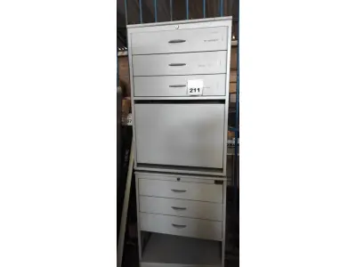 LOTE 211 - 02 ARMÁRIOS BAIXOS DE FERRO E TAMPO EM MADEIRA COM 03 GAVETAS E 01 PORTA CADA. (NO ESTADO) ATENÇÃO! FAZER A VISITAÇÃO ANTES DE ARREMATAR, NÃO SABEMOS SE FUNCIONA, LEILÃO NÃO TEM GARANTIA E NEM DEVOLUÇÃO, SUJEITO A POSSÍVEIS AVARIAS VISÍVEIS/OCULTAS E/OU AUSÊNCIA DE COMPONENTES.