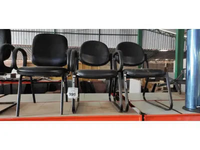 LOTE 399 - 03 CADEIRAS DE ESCRITÓRIO COM PÉS FIXOS. (NO ESTADO) ATENÇÃO! FAZER A VISITAÇÃO ANTES DE ARREMATAR, NÃO SABEMOS SE FUNCIONA, LEILÃO NÃO TEM GARANTIA E NEM DEVOLUÇÃO, SUJEITO A POSSÍVEIS AVARIAS VISÍVEIS/OCULTAS E/OU AUSÊNCIA DE COMPONENTES.