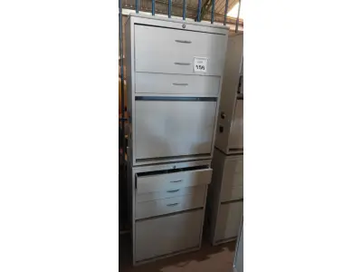 LOTE 156 - 02 ARMÁRIOS BAIXOS DE FERRO E TAMPO EM MADEIRA COM 03 GAVETAS E 01 PORTA CADA. (NO ESTADO) ATENÇÃO! FAZER A VISITAÇÃO ANTES DE ARREMATAR, NÃO SABEMOS SE FUNCIONA, LEILÃO NÃO TEM GARANTIA E NEM DEVOLUÇÃO, SUJEITO A POSSÍVEIS AVARIAS VISÍVEIS/OCULTAS E/OU AUSÊNCIA DE COMPONENTES.