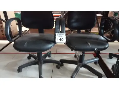 LOTE 140 - 02 CADEIRAS GIRATÓRIAS. (NO ESTADO) ATENÇÃO! FAZER A VISITAÇÃO ANTES DE ARREMATAR, NÃO SABEMOS SE FUNCIONA, LEILÃO NÃO TEM GARANTIA E NEM DEVOLUÇÃO, SUJEITO A POSSÍVEIS AVARIAS VISÍVEIS/OCULTAS E/OU AUSÊNCIA DE COMPONENTES.