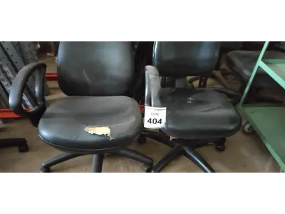 LOTE 404 - 02 CADEIRAS DE ESCRITÓRIO. (NO ESTADO) ATENÇÃO! FAZER A VISITAÇÃO ANTES DE ARREMATAR, NÃO SABEMOS SE FUNCIONA, LEILÃO NÃO TEM GARANTIA E NEM DEVOLUÇÃO, SUJEITO A POSSÍVEIS AVARIAS VISÍVEIS/OCULTAS E/OU AUSÊNCIA DE COMPONENTES.