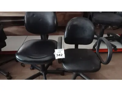 LOTE 342 - 02 CADEIRAS GIRATÓRIAS. (NO ESTADO) ATENÇÃO! FAZER A VISITAÇÃO ANTES DE ARREMATAR, NÃO SABEMOS SE FUNCIONA, LEILÃO NÃO TEM GARANTIA E NEM DEVOLUÇÃO, SUJEITO A POSSÍVEIS AVARIAS VISÍVEIS/OCULTAS E/OU AUSÊNCIA DE COMPONENTES.