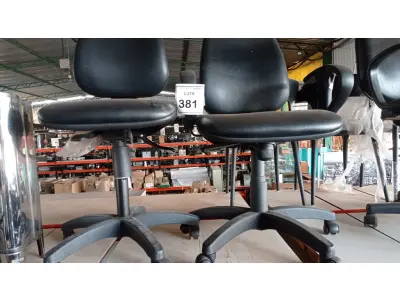 LOTE 381 - 02 CADEIRAS DE ESCRITÓRIO. (NO ESTADO) ATENÇÃO! FAZER A VISITAÇÃO ANTES DE ARREMATAR, NÃO SABEMOS SE FUNCIONA, LEILÃO NÃO TEM GARANTIA E NEM DEVOLUÇÃO, SUJEITO A POSSÍVEIS AVARIAS VISÍVEIS/OCULTAS E/OU AUSÊNCIA DE COMPONENTES.