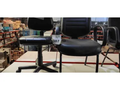 LOTE 387 - 02 CADEIRAS DE ESCRITÓRIO SENDO 01 COM PÉS FIXOS. (NO ESTADO) ATENÇÃO! FAZER A VISITAÇÃO ANTES DE ARREMATAR, NÃO SABEMOS SE FUNCIONA, LEILÃO NÃO TEM GARANTIA E NEM DEVOLUÇÃO, SUJEITO A POSSÍVEIS AVARIAS VISÍVEIS/OCULTAS E/OU AUSÊNCIA DE COMPONENTES.