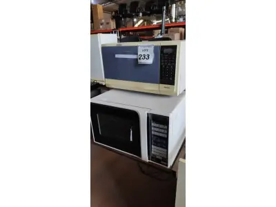 LOTE 233 - 03 MICRO-ONDAS MARCAS E MODELOS DIVERSOS. (NO ESTADO) ATENÇÃO! FAZER A VISITAÇÃO ANTES DE ARREMATAR, NÃO SABEMOS SE FUNCIONA, LEILÃO NÃO TEM GARANTIA E NEM DEVOLUÇÃO, SUJEITO A POSSÍVEIS AVARIAS VISÍVEIS/OCULTAS E/OU AUSÊNCIA DE COMPONENTES.